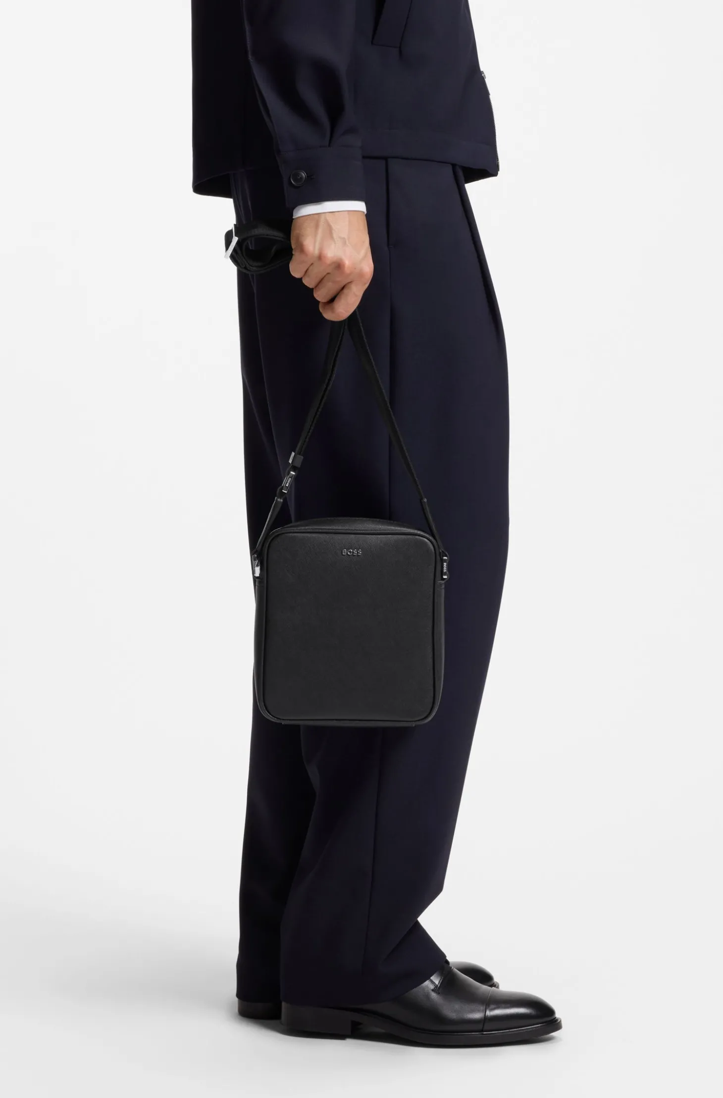 Reporter-Tasche mit silberfarbenem Logo-Schriftzug