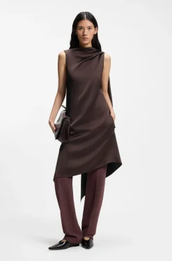 Ärmelloses asymmetrisches Kleid aus drapiertem Sable-Satin