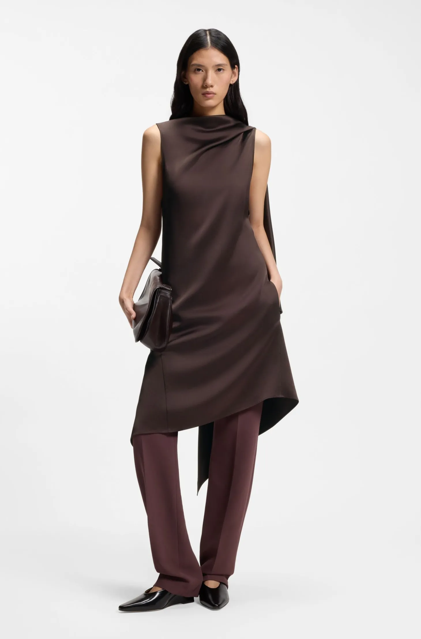Ärmelloses asymmetrisches Kleid aus drapiertem Sable-Satin
