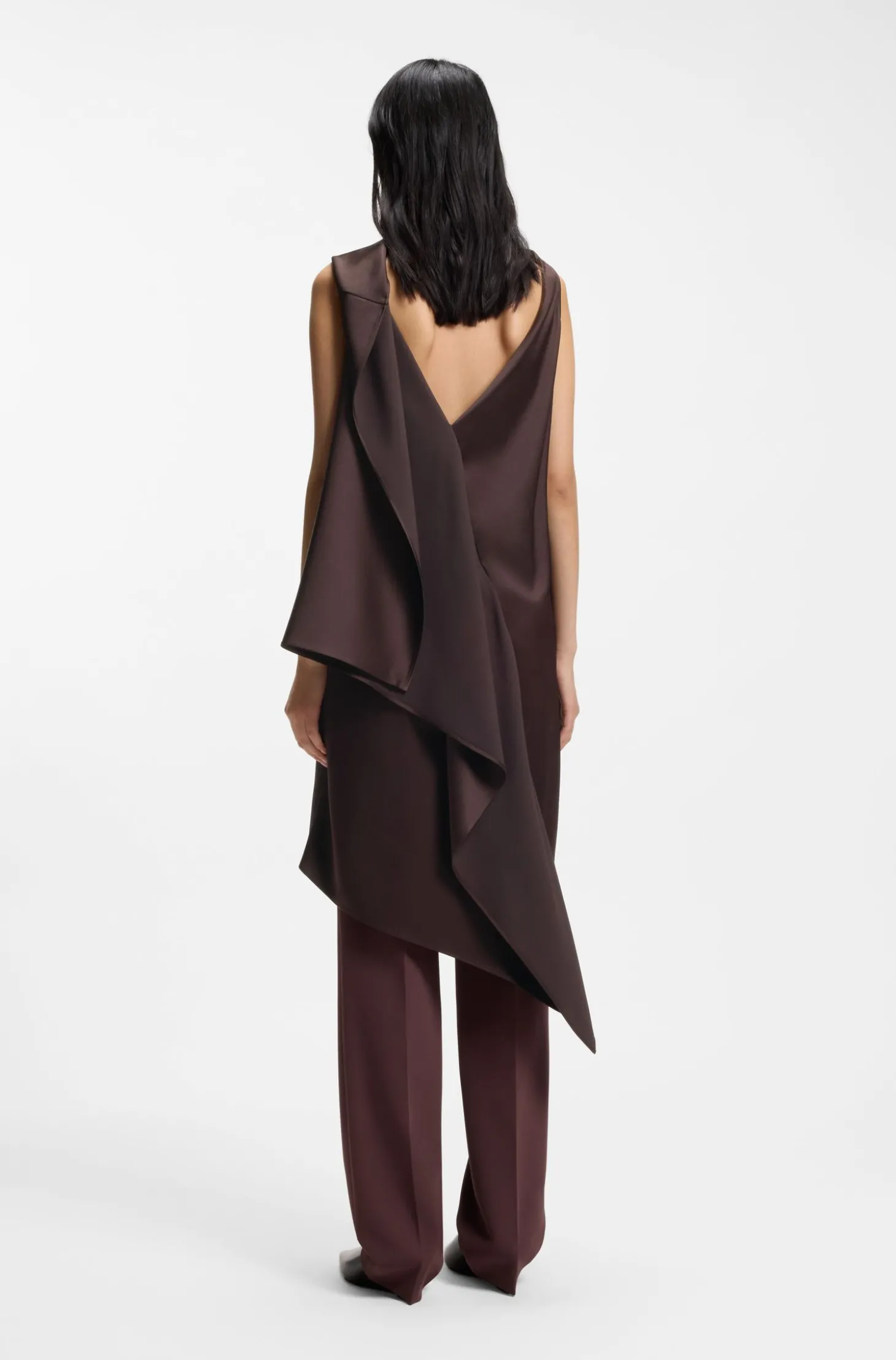 Ärmelloses asymmetrisches Kleid aus drapiertem Sable-Satin
