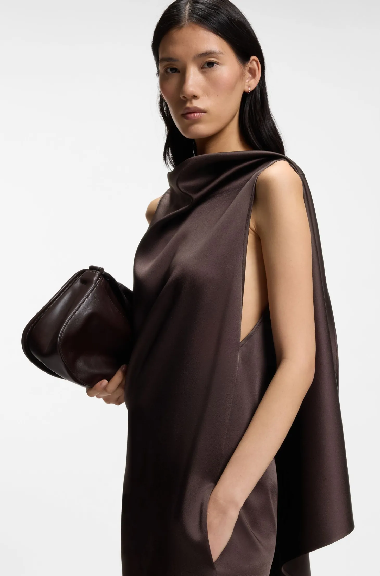 Ärmelloses asymmetrisches Kleid aus drapiertem Sable-Satin
