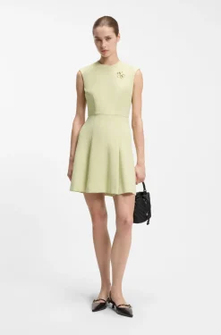 Ärmelloses Kleid mit goldfarbener Blumen-Brosche