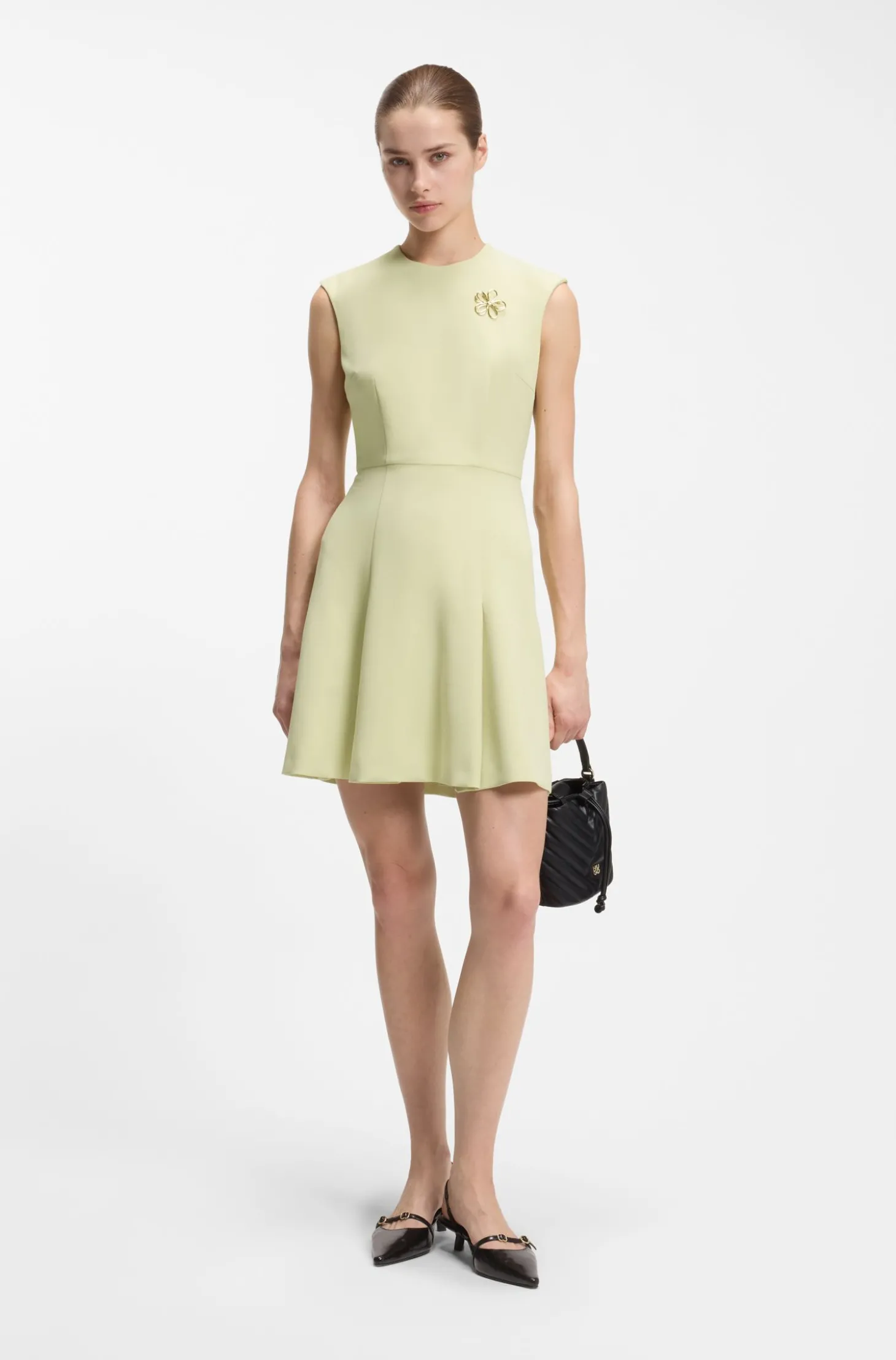 Ärmelloses Kleid mit goldfarbener Blumen-Brosche