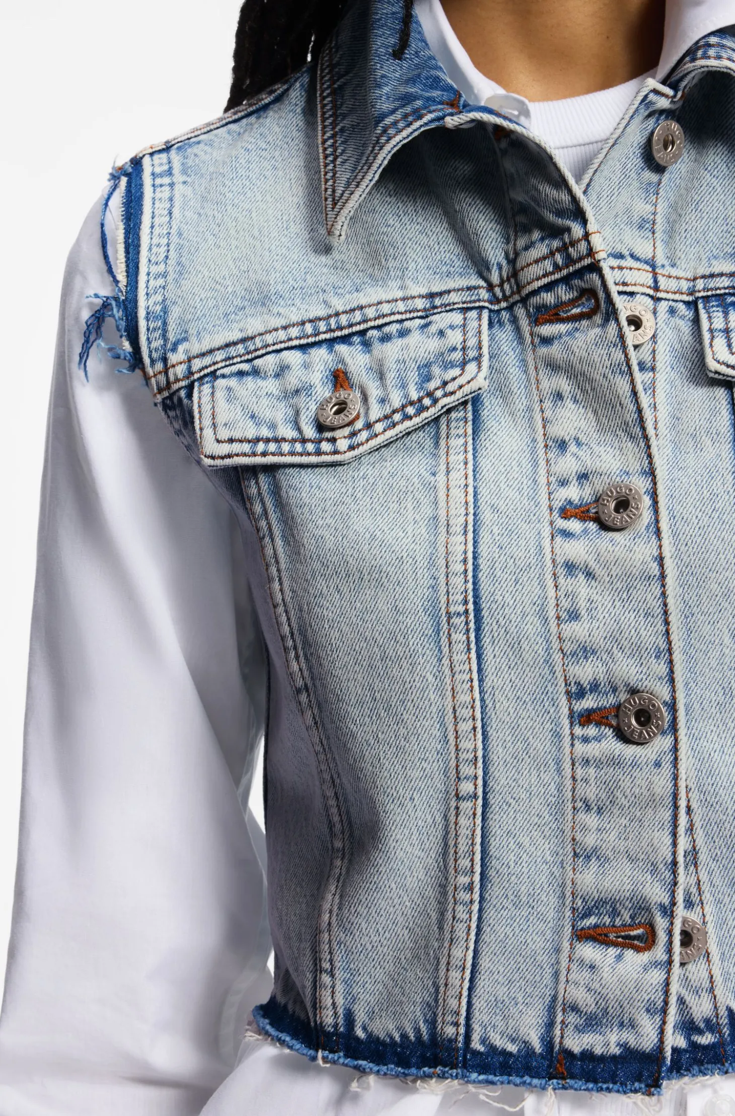 Ärmellose Weste aus azurblauem Denim in Cropped-Länge