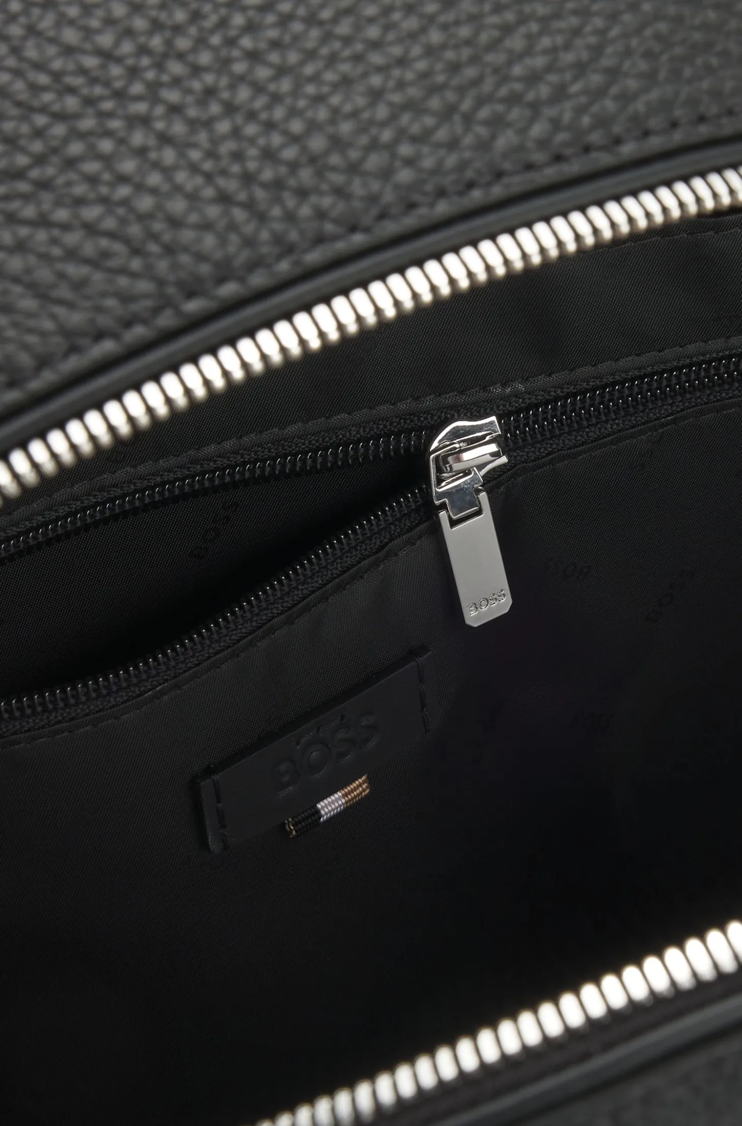Rucksack aus genarbtem italienischem Leder mit geprägtem Logo