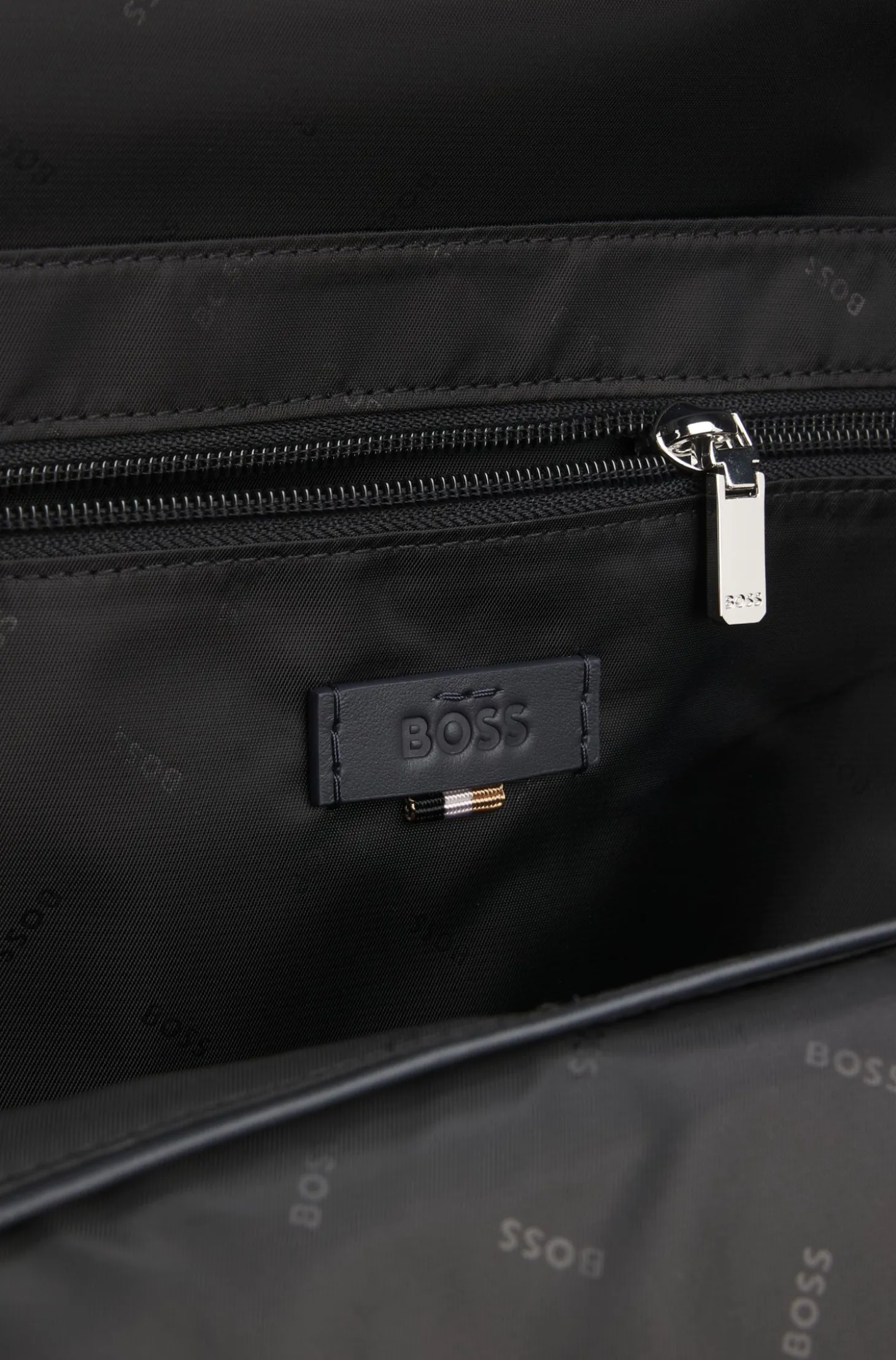 Rucksack aus genarbtem italienischem Leder mit geprägtem Logo