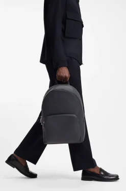 Rucksack aus genarbtem italienischem Leder mit geprägtem Logo