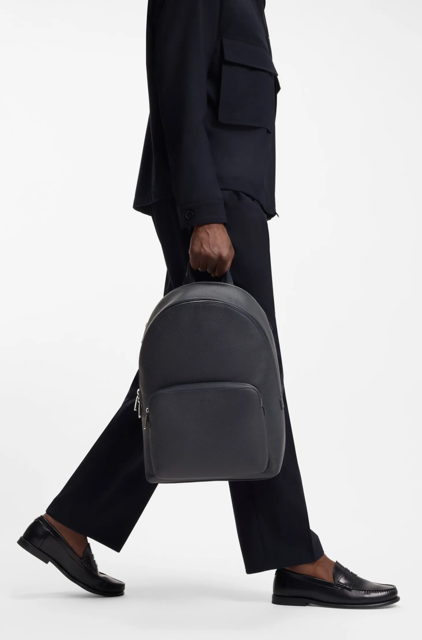 Rucksack aus genarbtem italienischem Leder mit geprägtem Logo