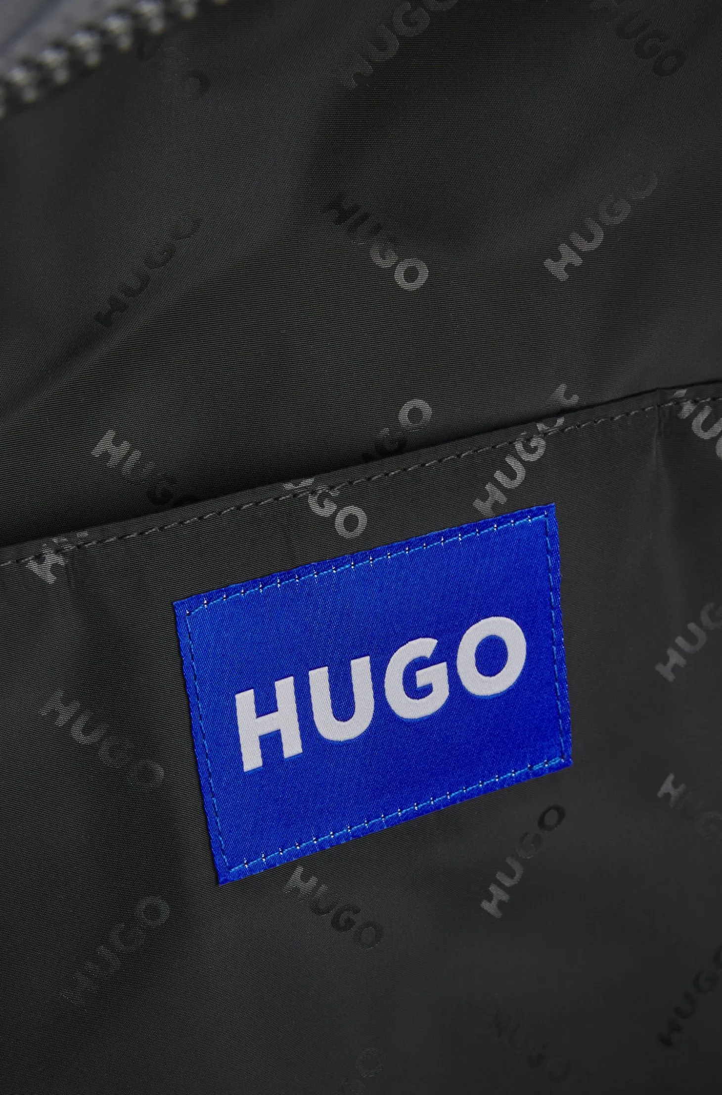 Rucksack mit blauem Logo-Aufnäher aus Gummi