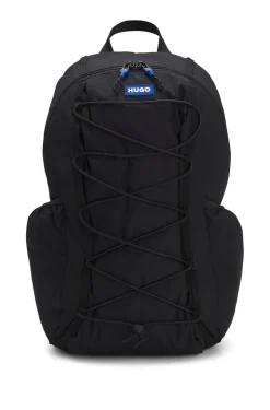 Rucksack mit blauem Logo-Aufnäher aus Gummi