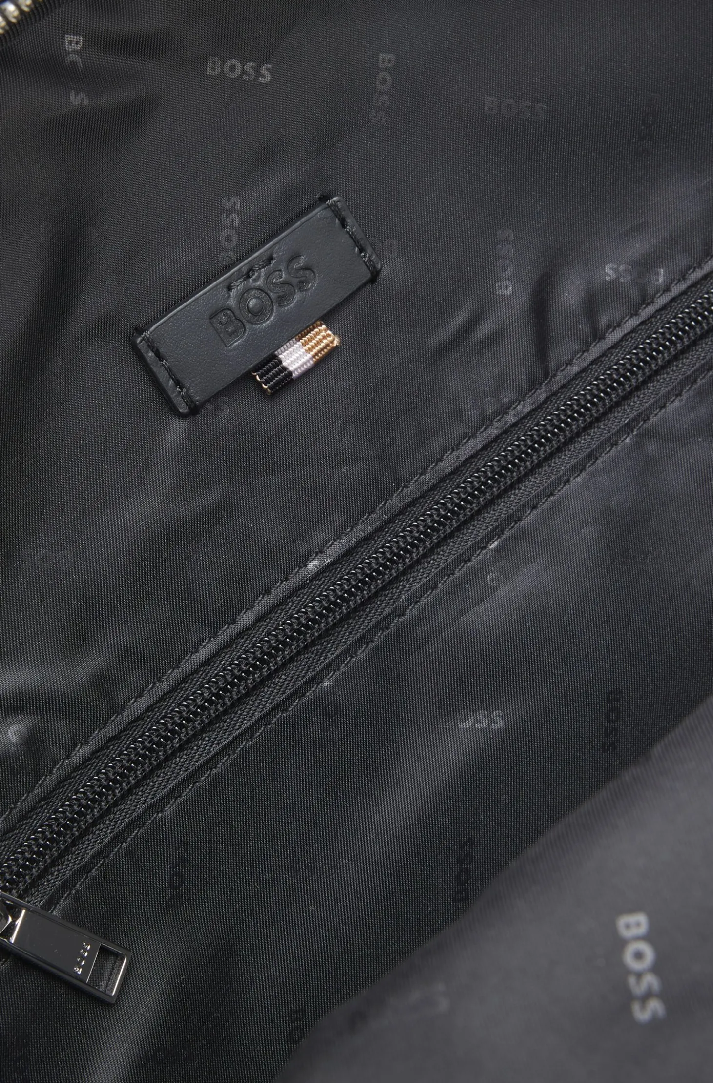 Rucksack mit mehreren Fächern und Lederbesätzen