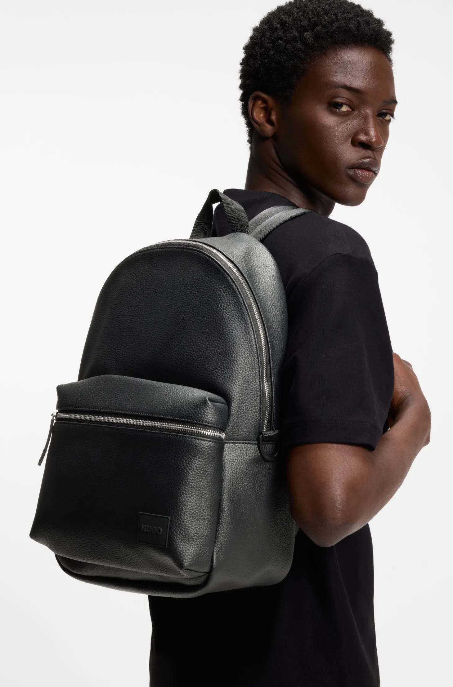 Rucksack mit Reißverschluss und Logo-Aufnäher aus Gummi