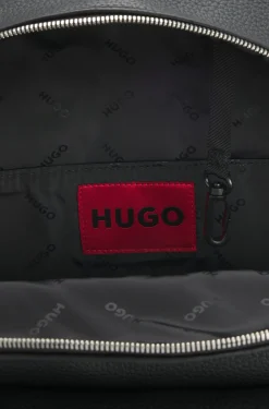Rucksack mit Reißverschluss und Logo-Aufnäher aus Gummi