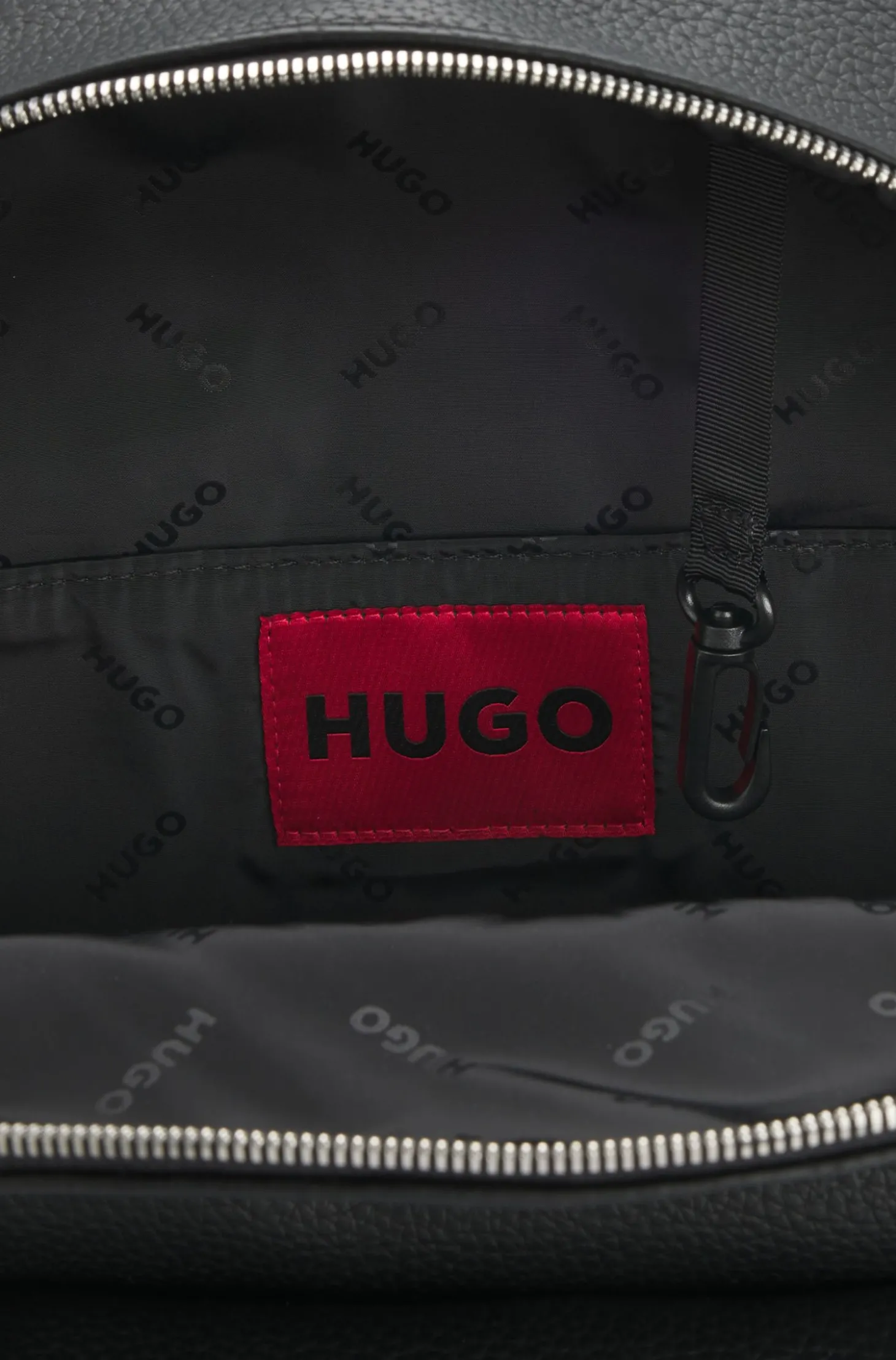 Rucksack mit Reißverschluss und Logo-Aufnäher aus Gummi