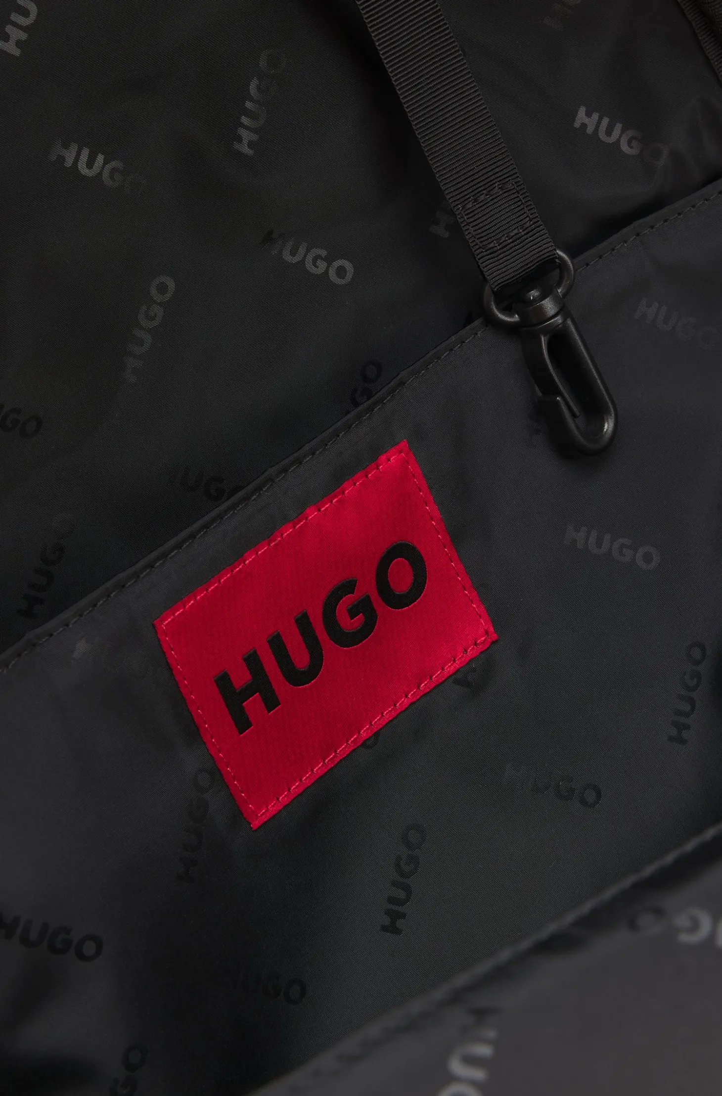 Rucksack mit Reißverschluss und Logo-Aufnäher aus Gummi