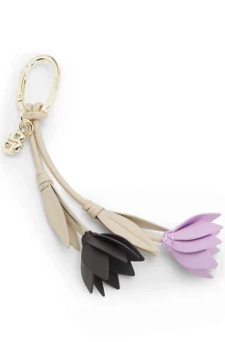 Schlüsselanhänger aus Nappaleder in Blumenform mit Double-B-Monogramm