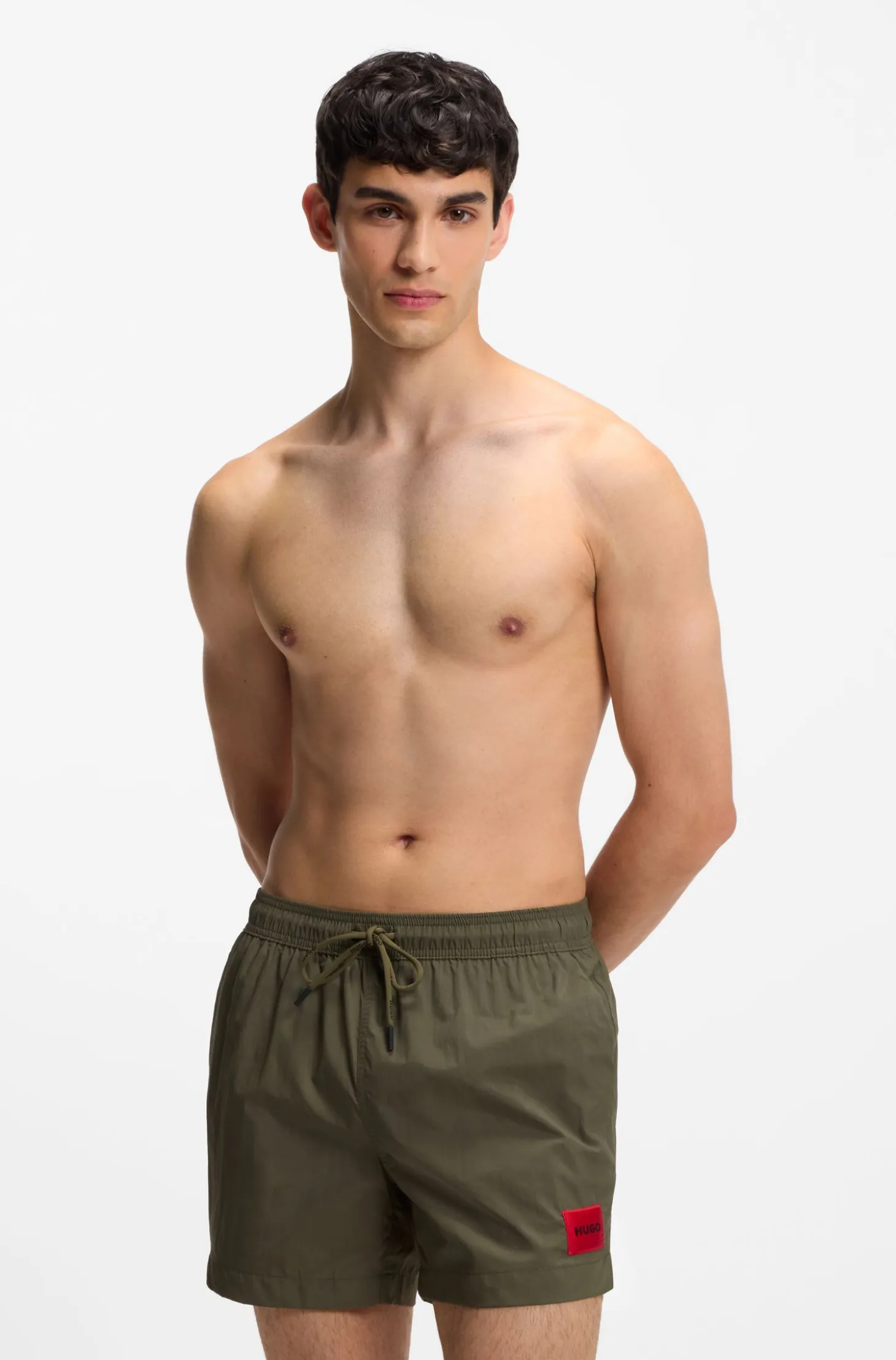Schnell trocknende Badeshorts mit rotem Logo-Label