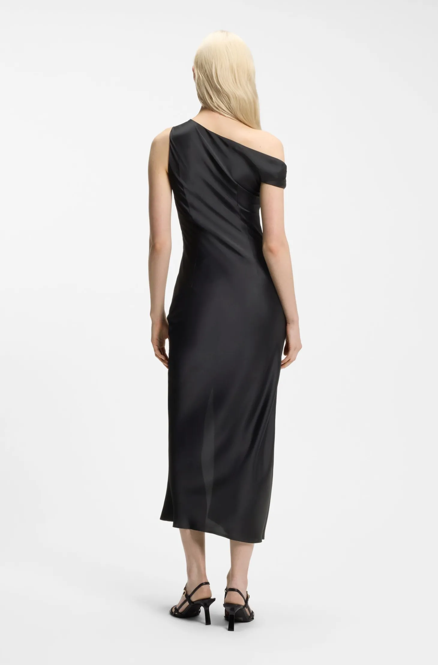 Schulterfreies Kleid aus Satin