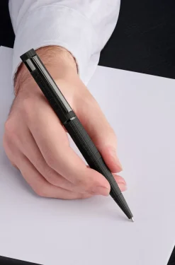 Schwarzer Kugelschreiber mit Gitter-Struktur und Logo-Detail