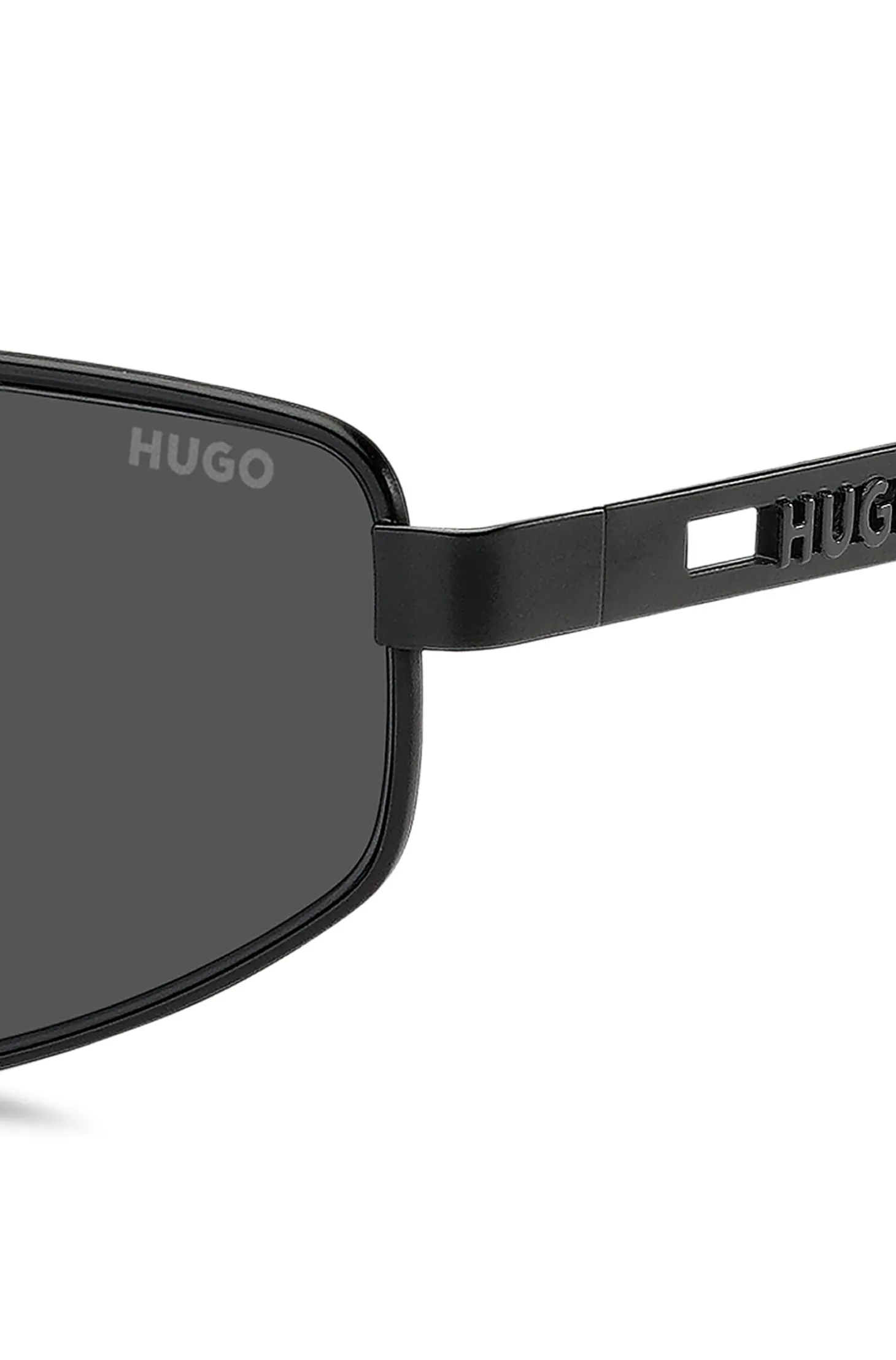 Schwarze Sonnenbrille aus Metall mit ausgestanztem Logo
