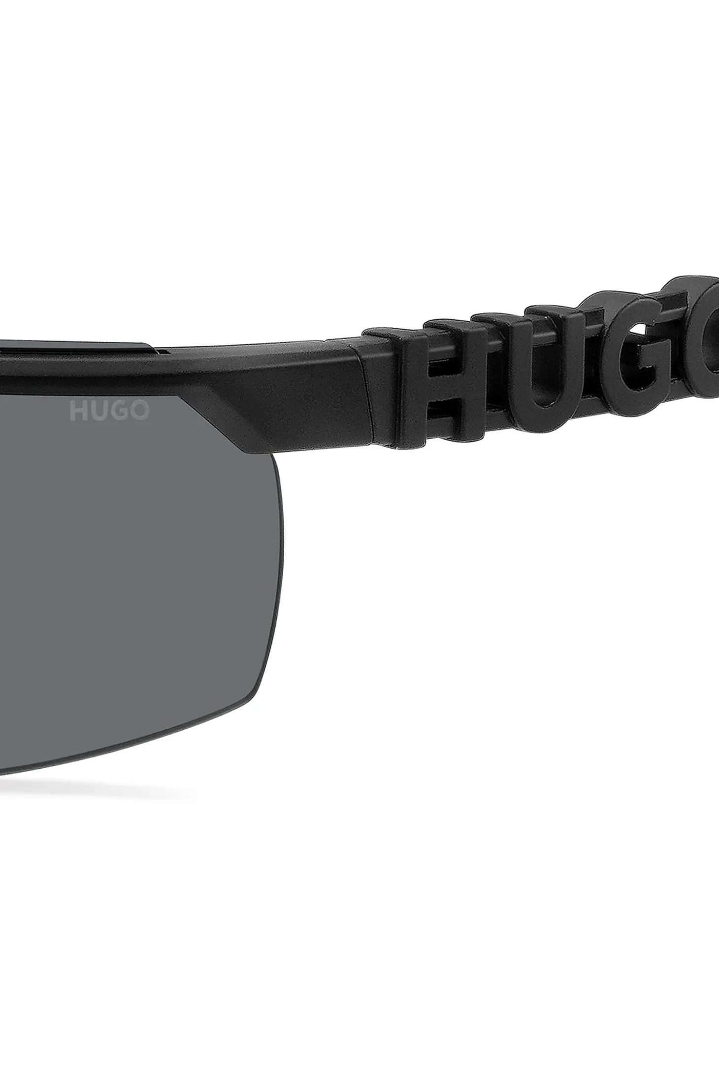 Schwarze Sonnenbrille im Masken-Stil mit 3D-Logo auf den Bügeln