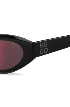 Schwarze Sonnenbrille mit Perlenkette