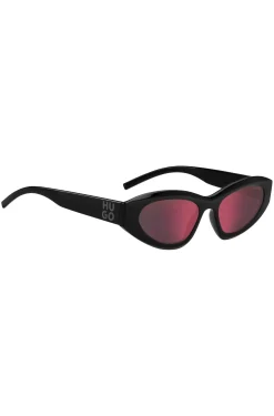 Schwarze Sonnenbrille mit Perlenkette