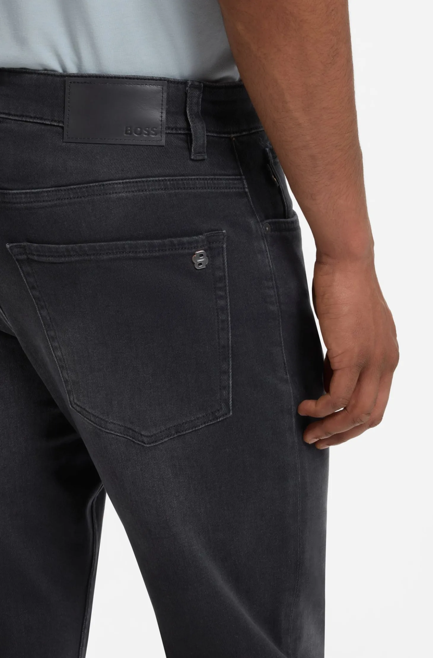 Schwarze Tapered-Fit Jeans aus bequemem Stretch-Denim