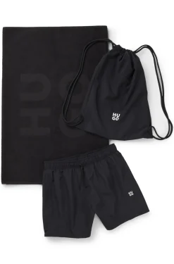 Set mit Badeshorts, Badetuch und Tasche
