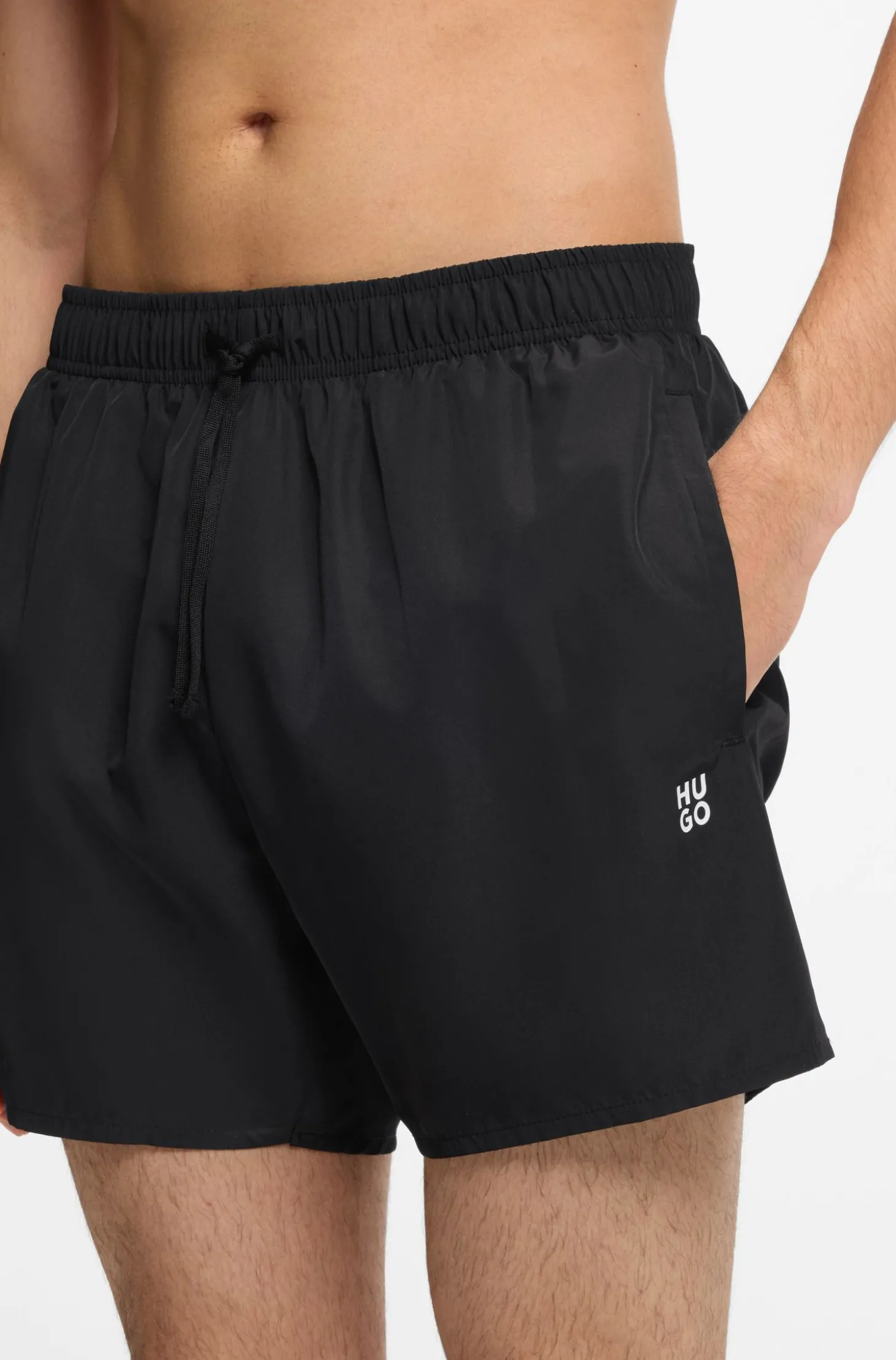 Set mit Badeshorts, Badetuch und Tasche