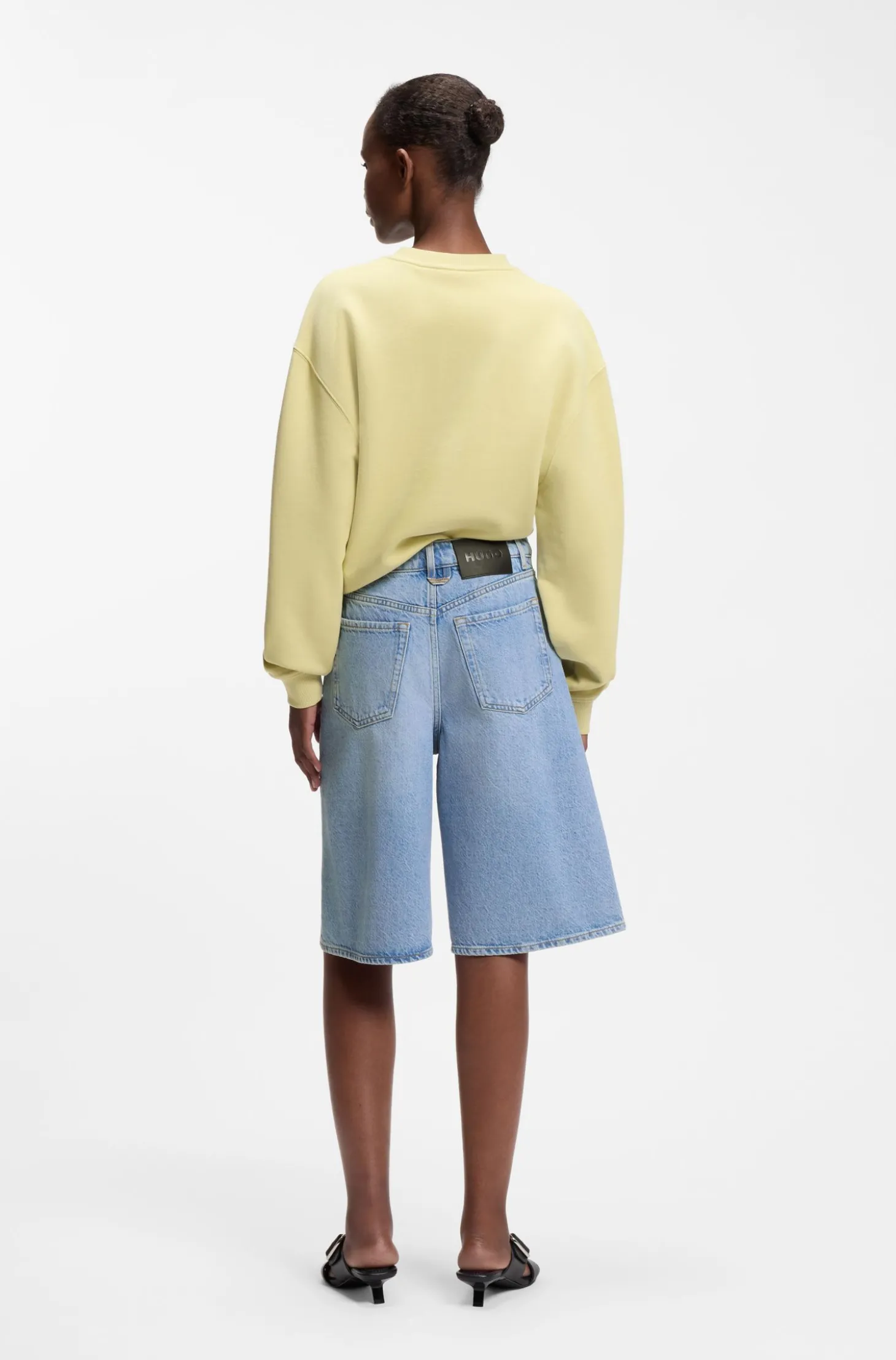 Shorts aus leuchtend blauem Denim mit weitem Beinverlauf