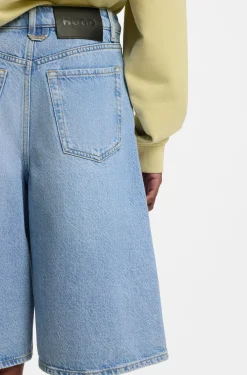 Shorts aus leuchtend blauem Denim mit weitem Beinverlauf
