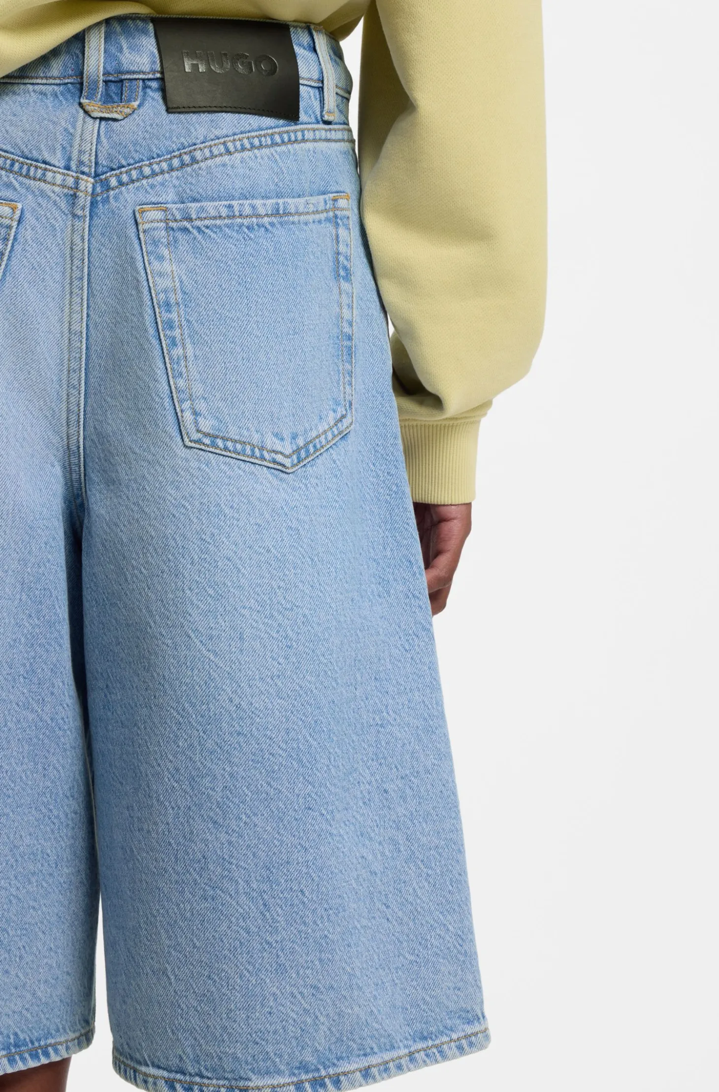 Shorts aus leuchtend blauem Denim mit weitem Beinverlauf