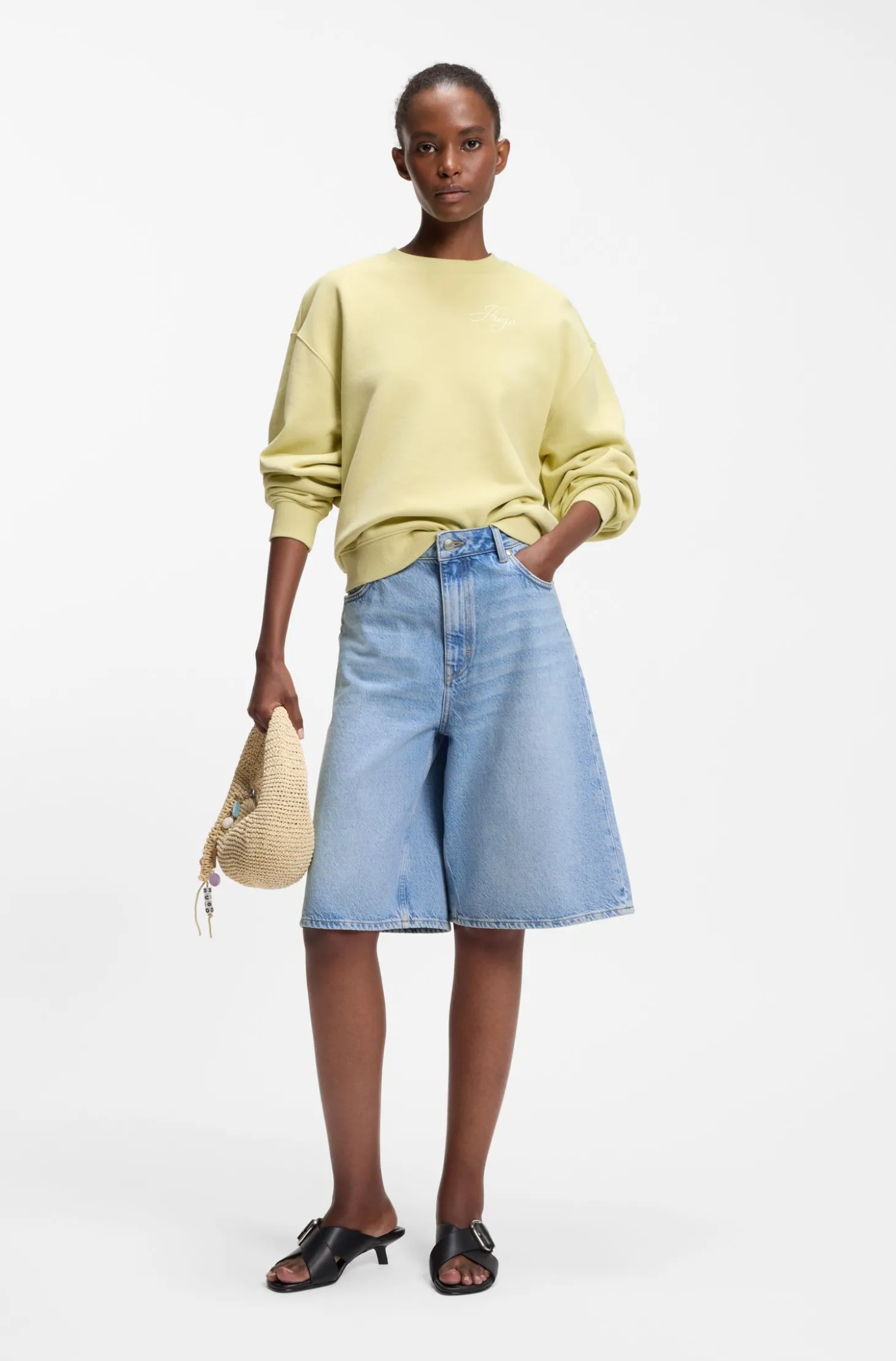 Shorts aus leuchtend blauem Denim mit weitem Beinverlauf