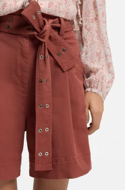 Shorts aus Stretch-Baumwolle mit Ösen-Gürtel