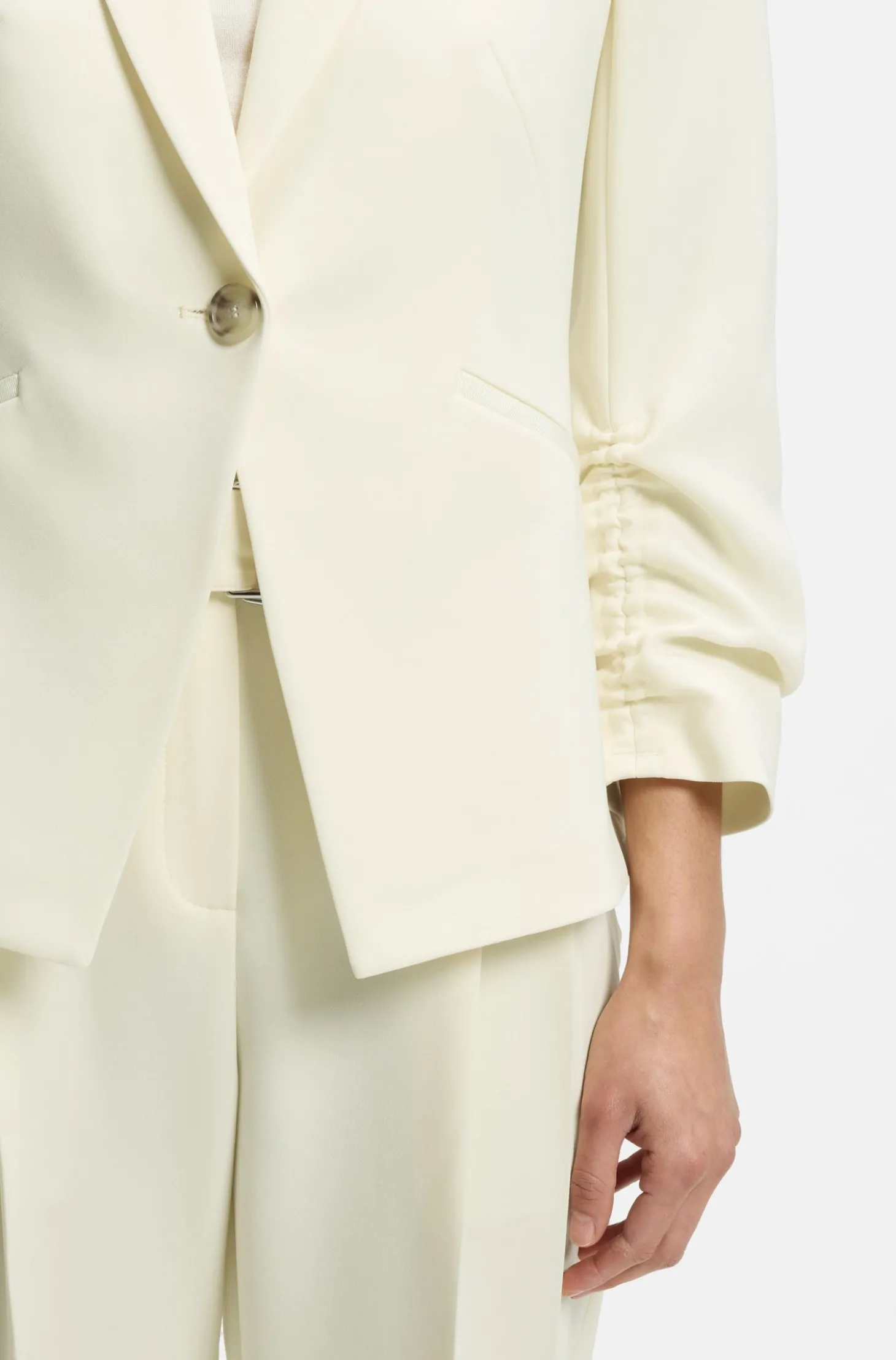 Slim-Fit Blazer aus japanischem Krepp mit gerafften Ärmeln