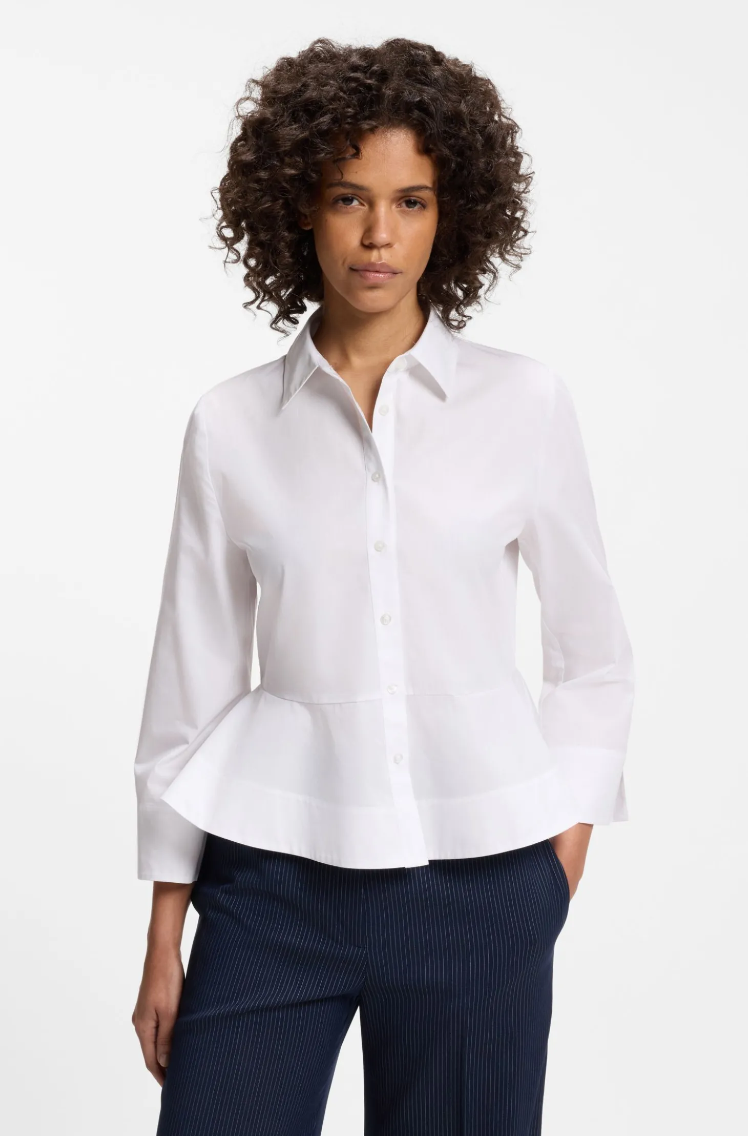 Slim-Fit Bluse aus Baumwolle mit Schößchensaum