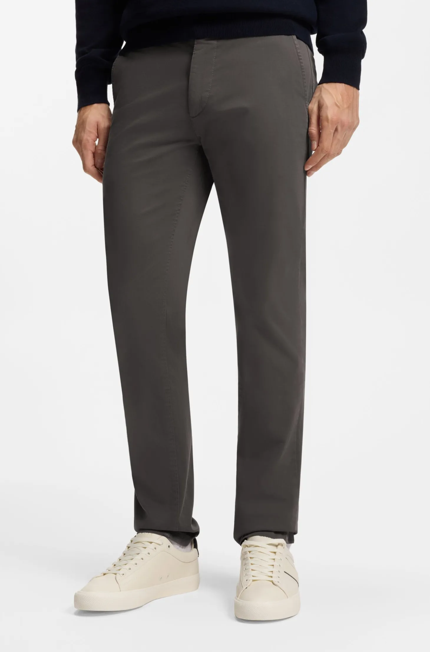 Slim-Fit Hose aus überfärbtem elastischem Satin