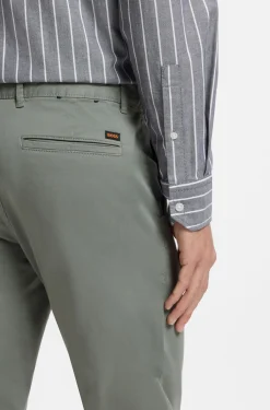 Slim-Fit Hose aus überfärbtem elastischem Satin