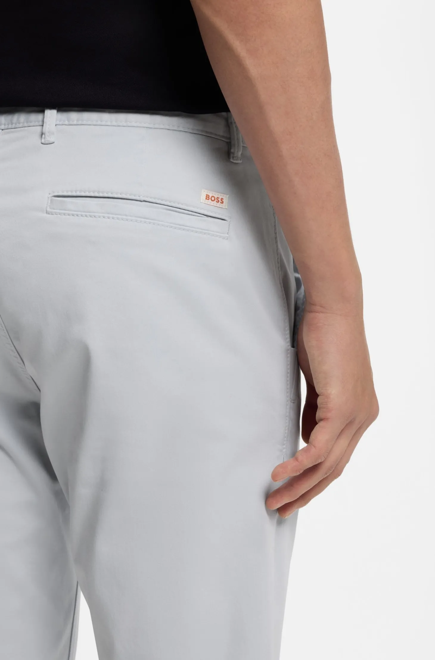 Slim-Fit Hose aus überfärbtem elastischem Satin