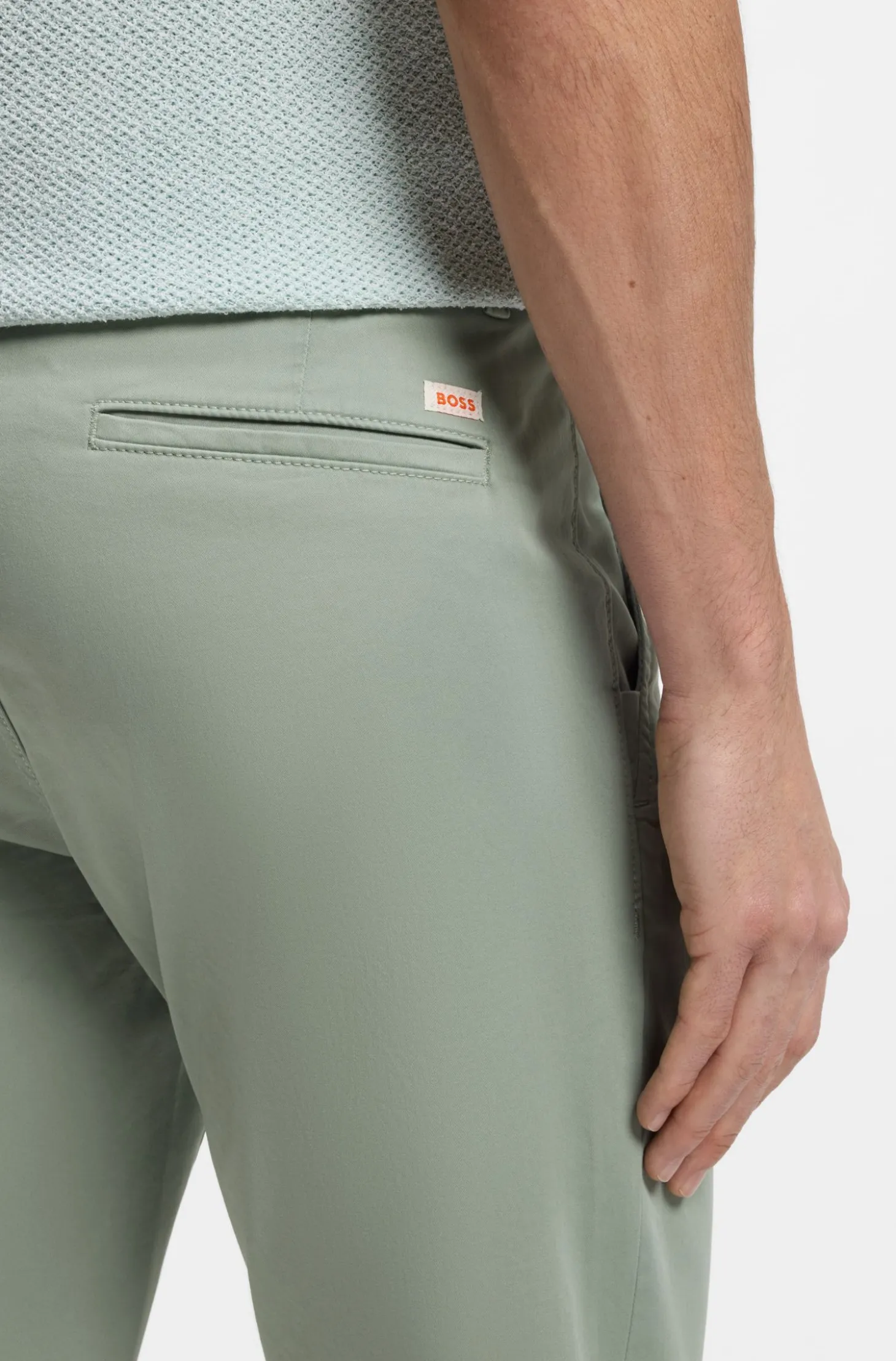 Slim-Fit Hose aus überfärbtem elastischem Satin