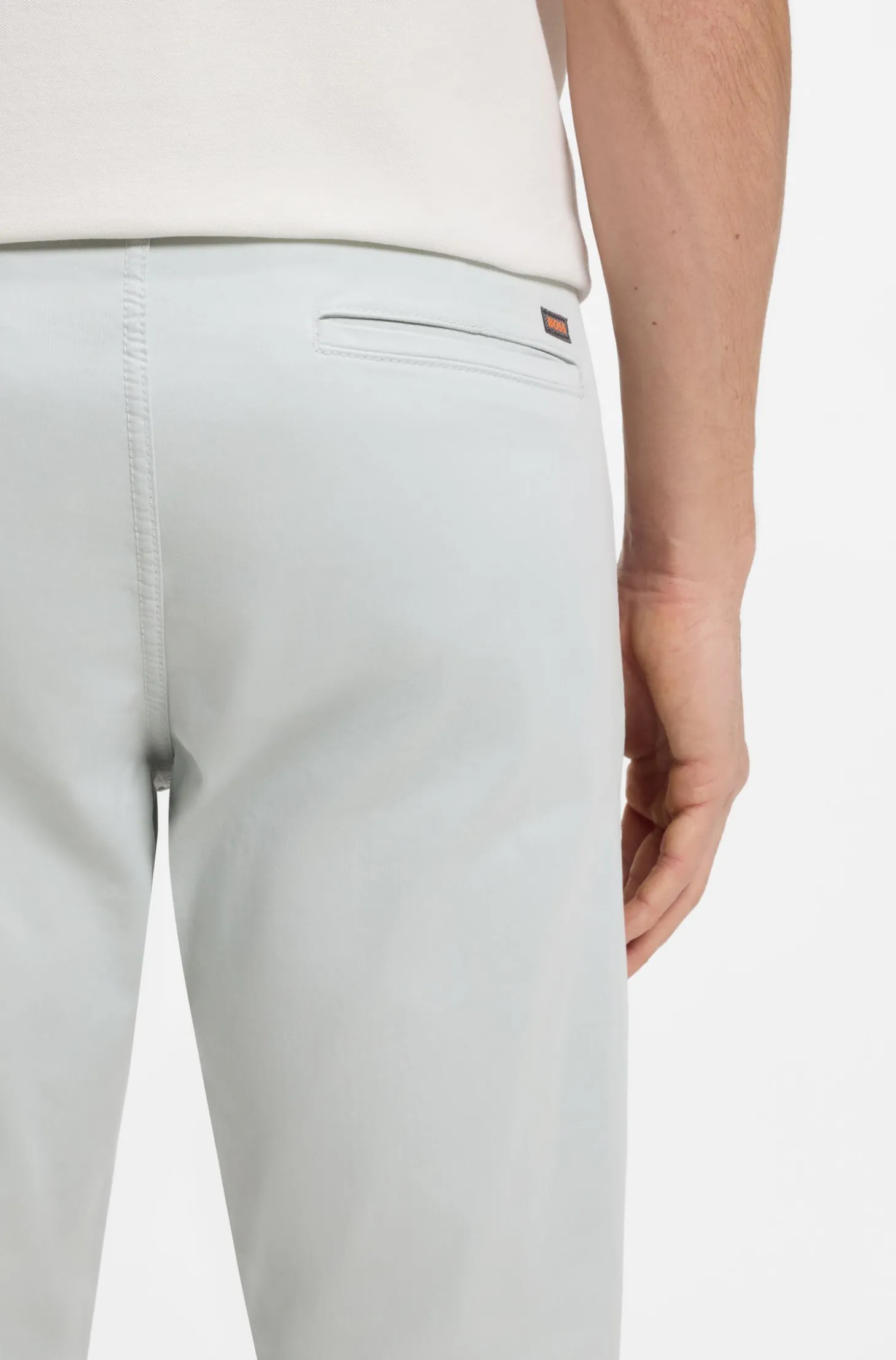 Slim-Fit Hose aus überfärbtem elastischem Satin