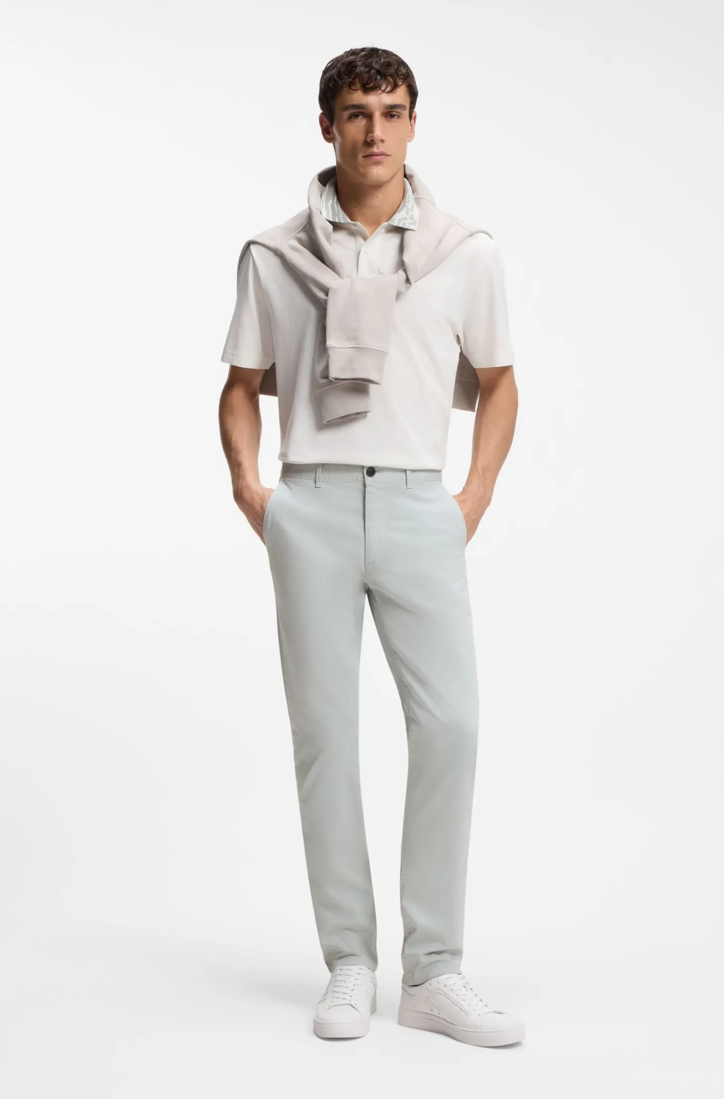 Slim-Fit Hose aus überfärbtem elastischem Satin