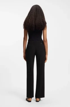 Slim-Fit Hose aus Krepp-Gewebe mit D-Ring-Detail