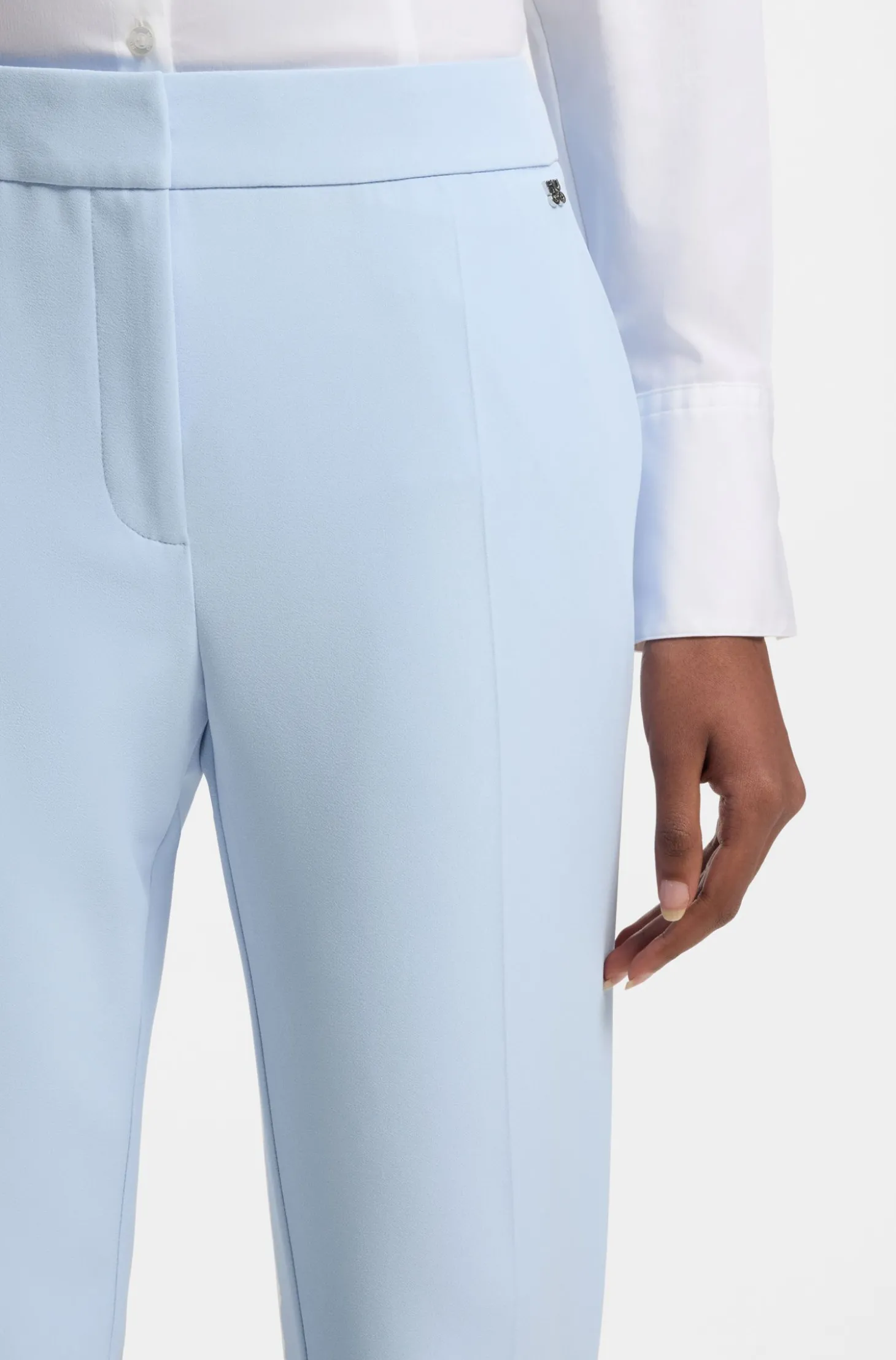 Slim-Fit Hose aus Stretch-Gewebe mit Logo-Niete