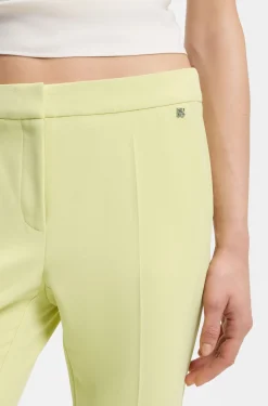 Slim-Fit Hose aus Stretch-Gewebe mit Logo-Niete