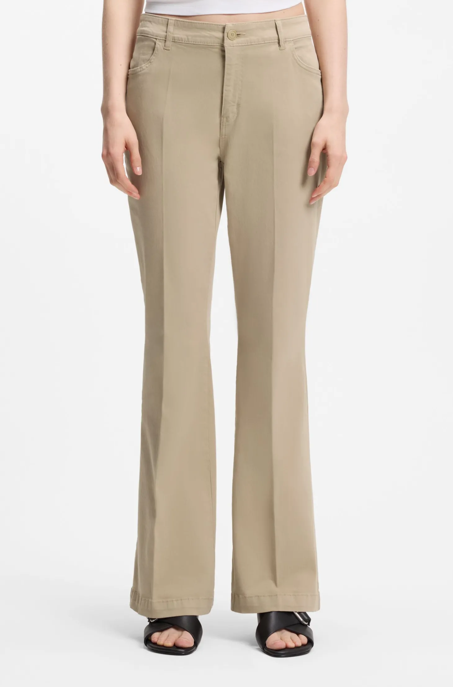 Slim-Fit Hose mit ausgestelltem Beinverlauf