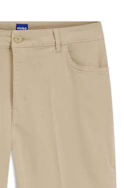 Slim-Fit Hose mit ausgestelltem Beinverlauf
