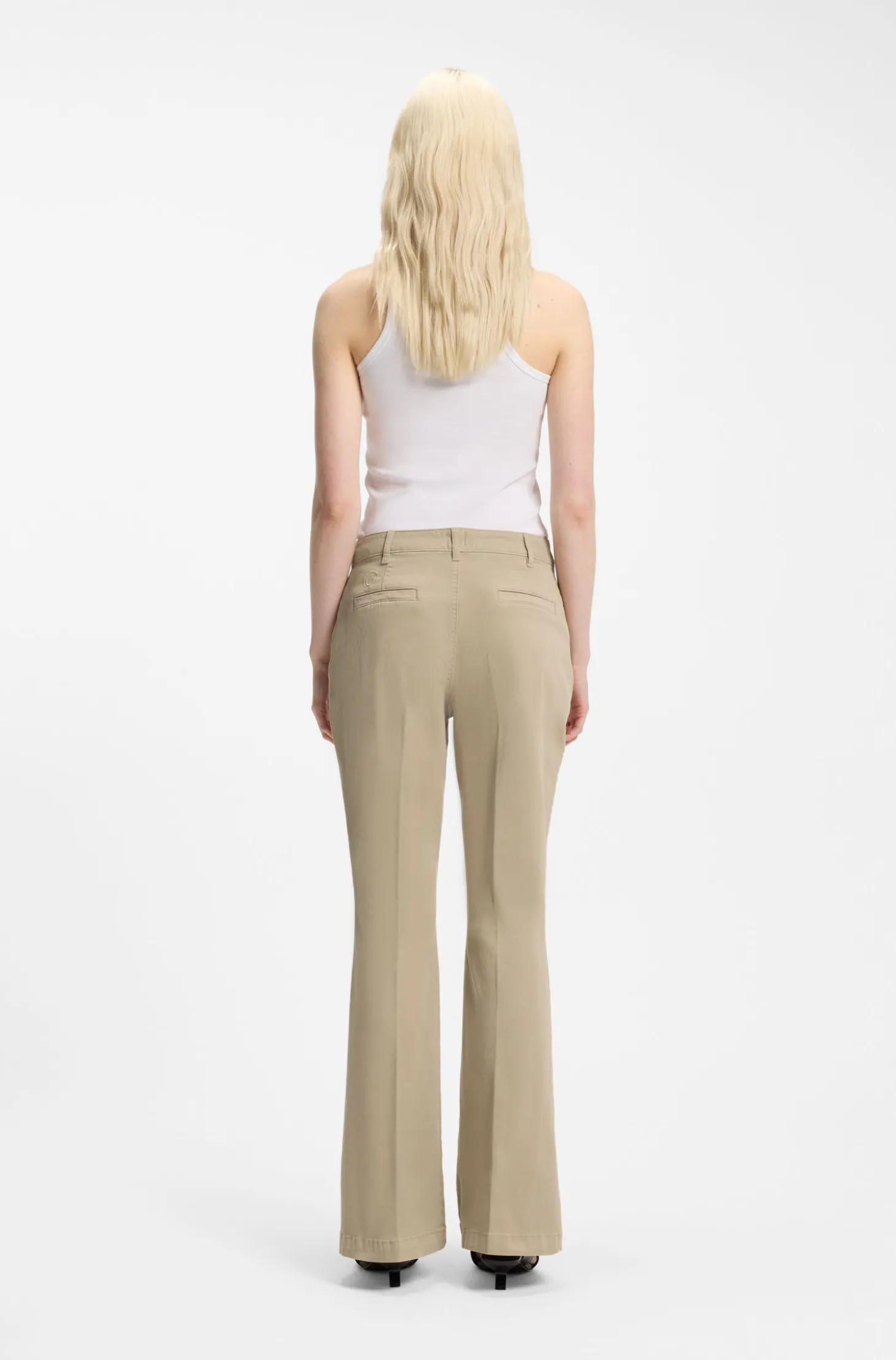 Slim-Fit Hose mit ausgestelltem Beinverlauf