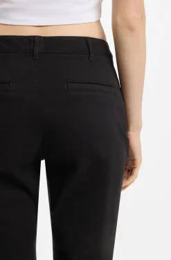 Slim-Fit Hose mit ausgestelltem Beinverlauf